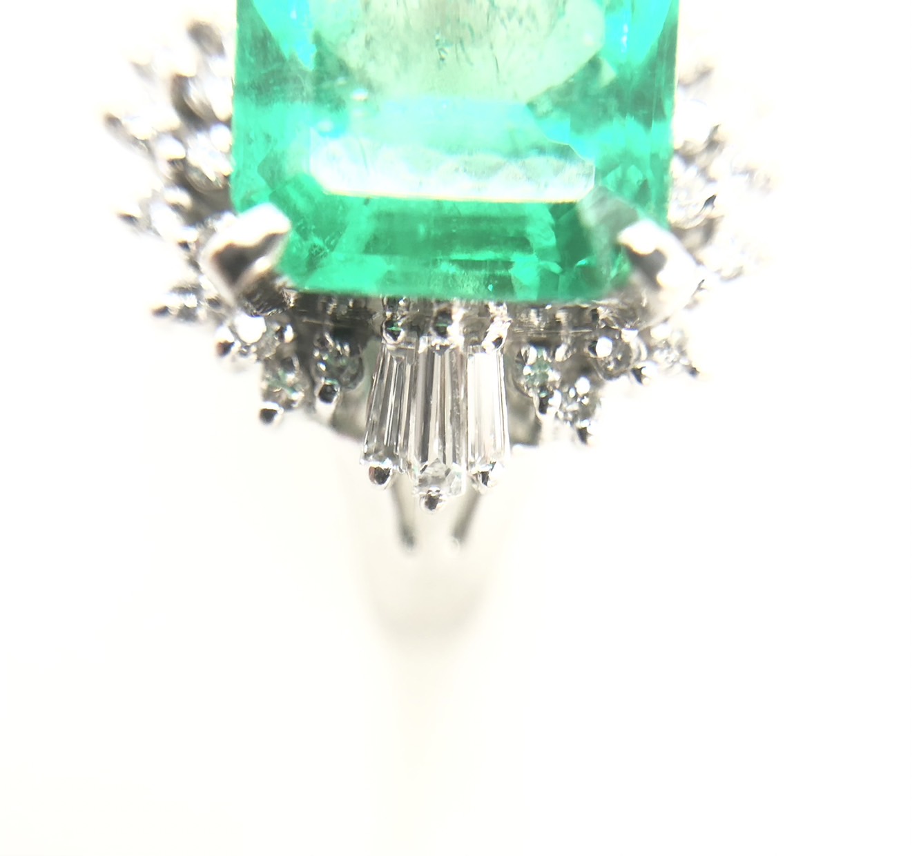 【ZA-15】エメラルドリング